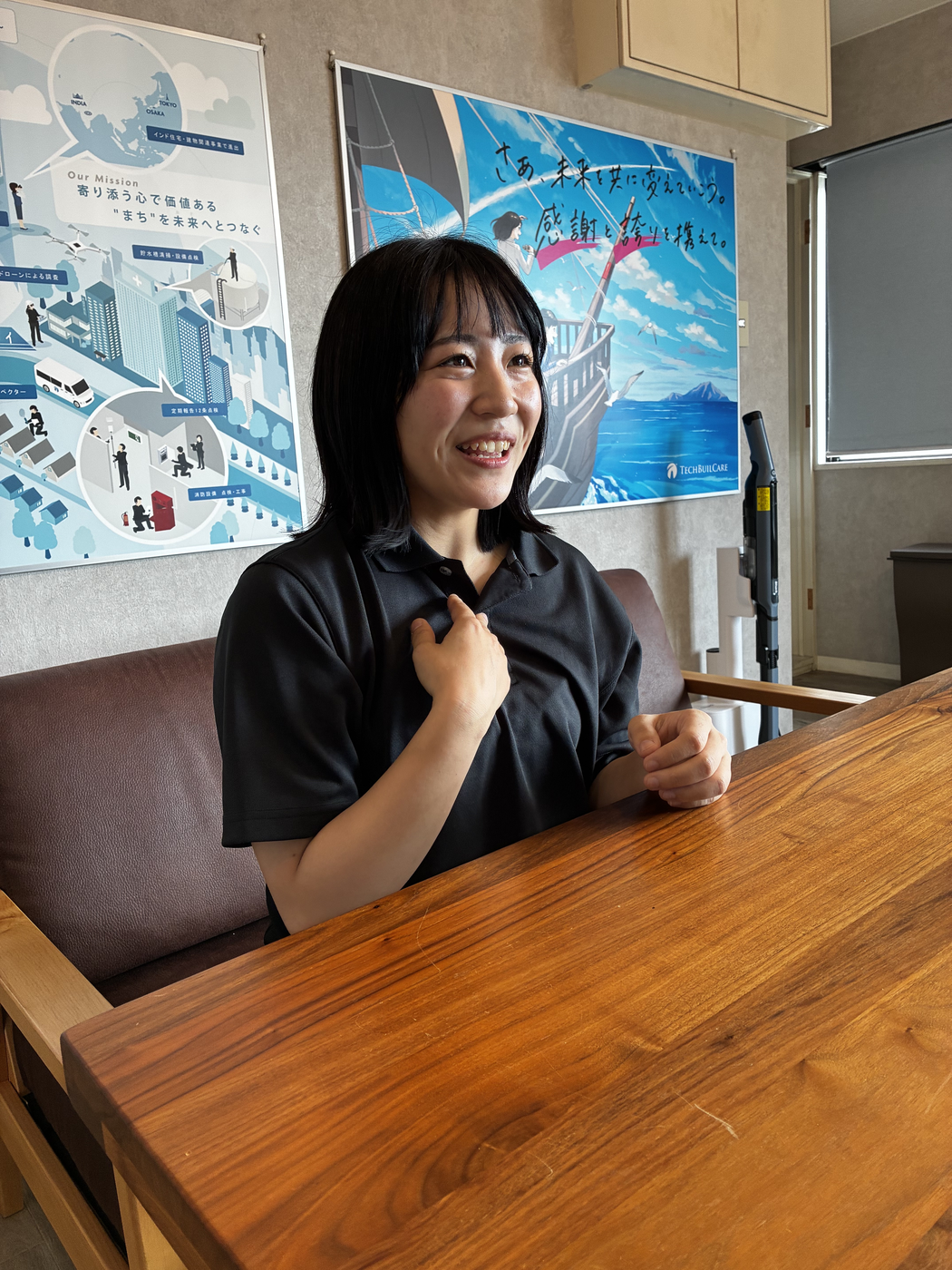 女性消防設備士の草地へのインタビューの様子